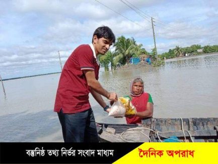 মোংলায় পানিতে অবরুদ্ধ পরিবারকে শুকনা খাবার পৌঁছে দিলেন ইউএনও কমলেশ