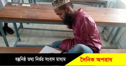 দুই হাত নেই,পা দিয়ে লিখেই পরিক্ষা দিচ্ছে হাবিবুর 