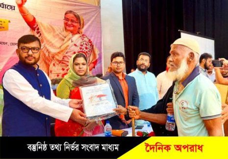 লালমোহনে ১৮০টি ভূমিহীন-গৃহহীন পরিবারের মাঝে জমির দলিল ও ঘরের চাবি হস্তান্তর