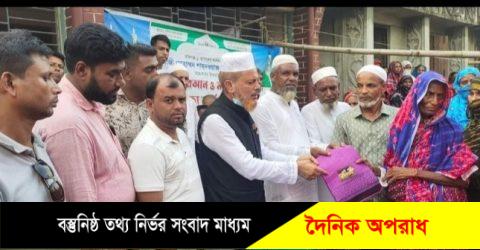 কোরআন ও মাসআলা শিক্ষার্থী মহিলাদের মধ্যে কাপড় ও দুই রোগীকে ১ লক্ষ টাকার চেক বিতরণ করলেন এমপি মিলাদ গাজী৷ 