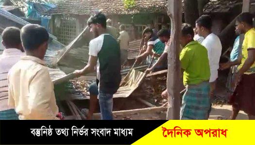 কলারোয়ায় বৃদ্ধের বাড়িতে ভূমি দস্যুদের তান্ডব- জমি দখলের পায়ঁতারা