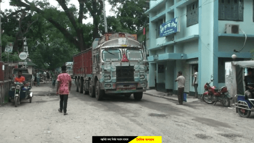 হিলি স্থলবন্দর দিয়ে আমদানি-রপ্তানি স্বাভাবিক থাকলেও হরতালের প্রভাবে দুরপাল্লার যান চলাচল বন্ধ রয়েছে