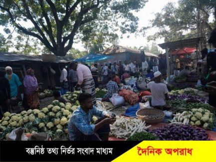 নন্দীগ্রামে শাক-সবজির বাজারে স্বস্তি ফিরলেও কমছে না আলুর দাম