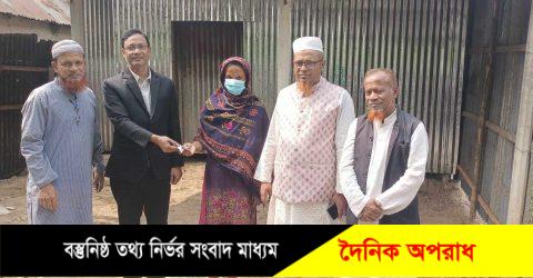 নন্দীগ্রামে অসহায় এলিনাকে ঘর উপহার দিলেন মেয়ের আনিছুর রহমান