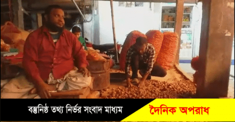 হিলিতে দেশীয় পেঁয়াজ কেজিতে কমল ৫০ টাকা  