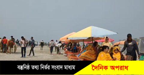 কুয়াকাটায় সাপ্তাহিক ছুটি শুক্রবারে এবছরের সবচেয়ে বেশি রেকর্ড সংখ্যক পর্যটকের আগমনে মুখিরত সৈকত