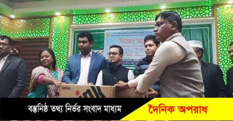 হিলিতে বিভিন্ন শিক্ষা প্রতিষ্ঠানসহ হাসপাতালে কম্পিউটার, ফ্যান ও মেডিক্যাল যন্ত্রাপাতি বিতরণ