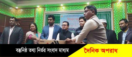 হিলিতে বিভিন্ন শিক্ষা প্রতিষ্ঠানসহ হাসপাতালে কম্পিউটার, ফ্যান ও মেডিক্যাল যন্ত্রাপাতি বিতরণ