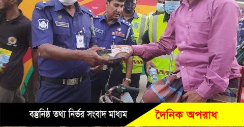 কুন্দারহাট হাইওয়ে থানা পুলিশের উদ্যোগে ইফতার বিতরণ 