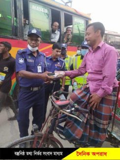 কুন্দারহাট হাইওয়ে থানা পুলিশের উদ্যোগে ইফতার বিতরণ 