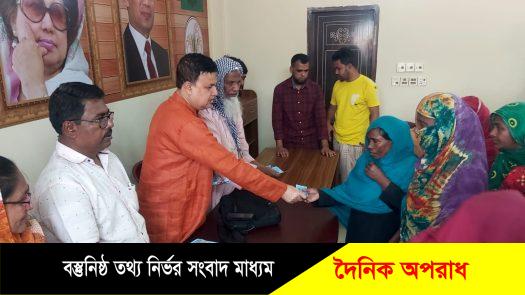 বগুড়া-৪ আসনের সাবেক সংসদ সদস্য মোশারফ হোসেনের গরীব-অসহায় মানুষের মাঝে যাকাতের টাকা বিতরণ