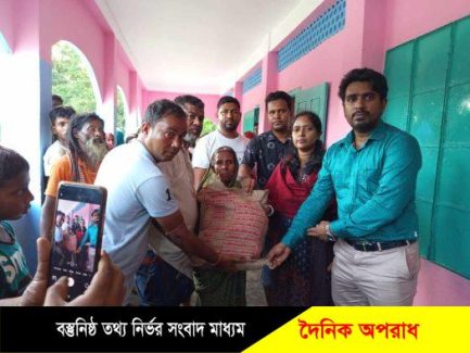 নবীগঞ্জে বন্যাদুর্গতদের মাঝে উপজেলা প্রশাসনের ত্রাণ বিতরণ