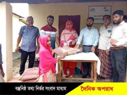 নুরপুরে প্রধান মন্ত্রীর সহায়তায় দরিদ্রদের মাঝে শুকনো খাবার বিতরণ